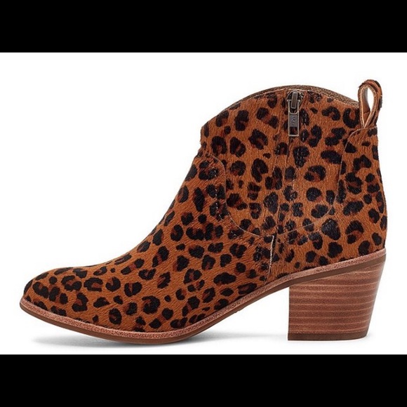 UGG®, the Kingsburg Leopard Calf Hair - Picture 3 of 6